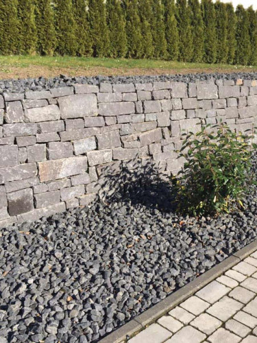 Basalt Mauersteine Trockenmauer verlegt