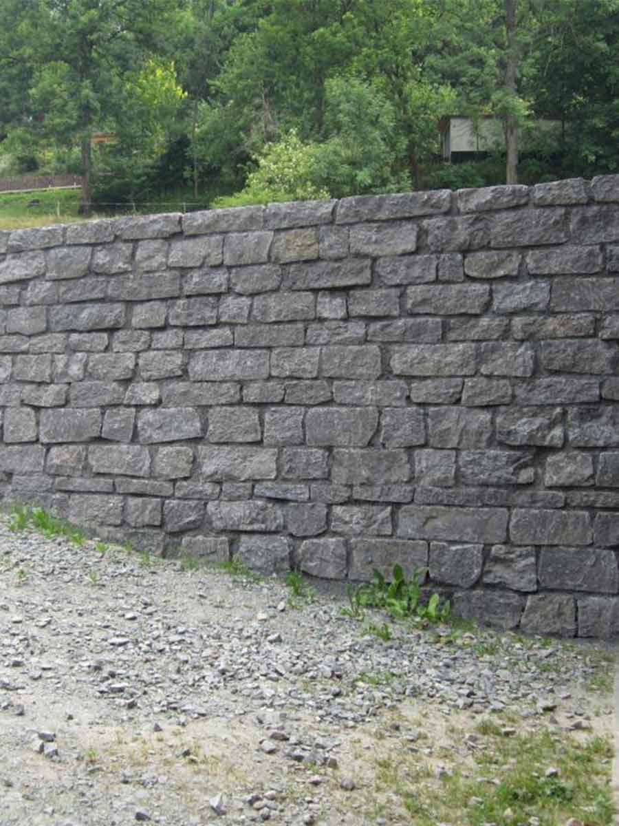 Basalt Mauersteine verwendet in Gartenmauer mit Fugen