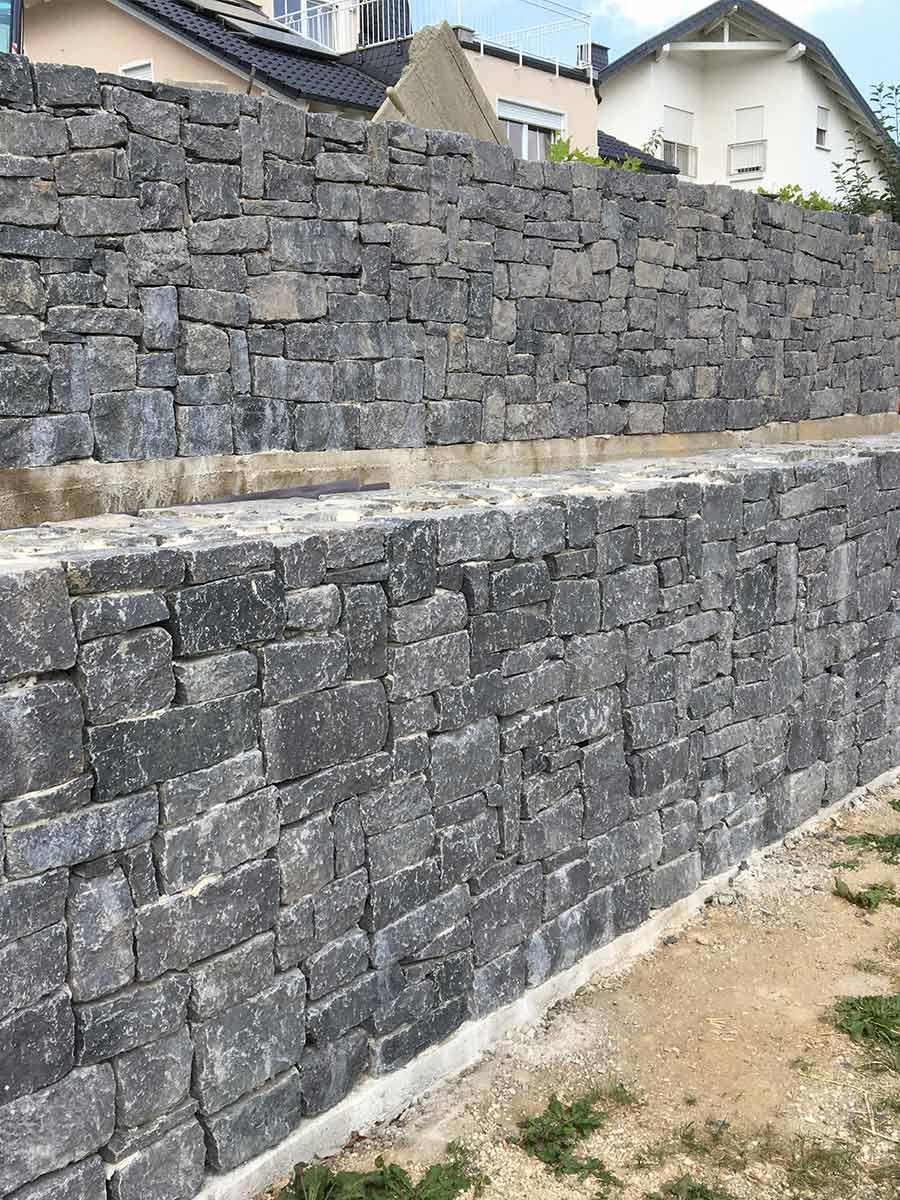 Basalt Mauersteine Trockenmauer verlegt